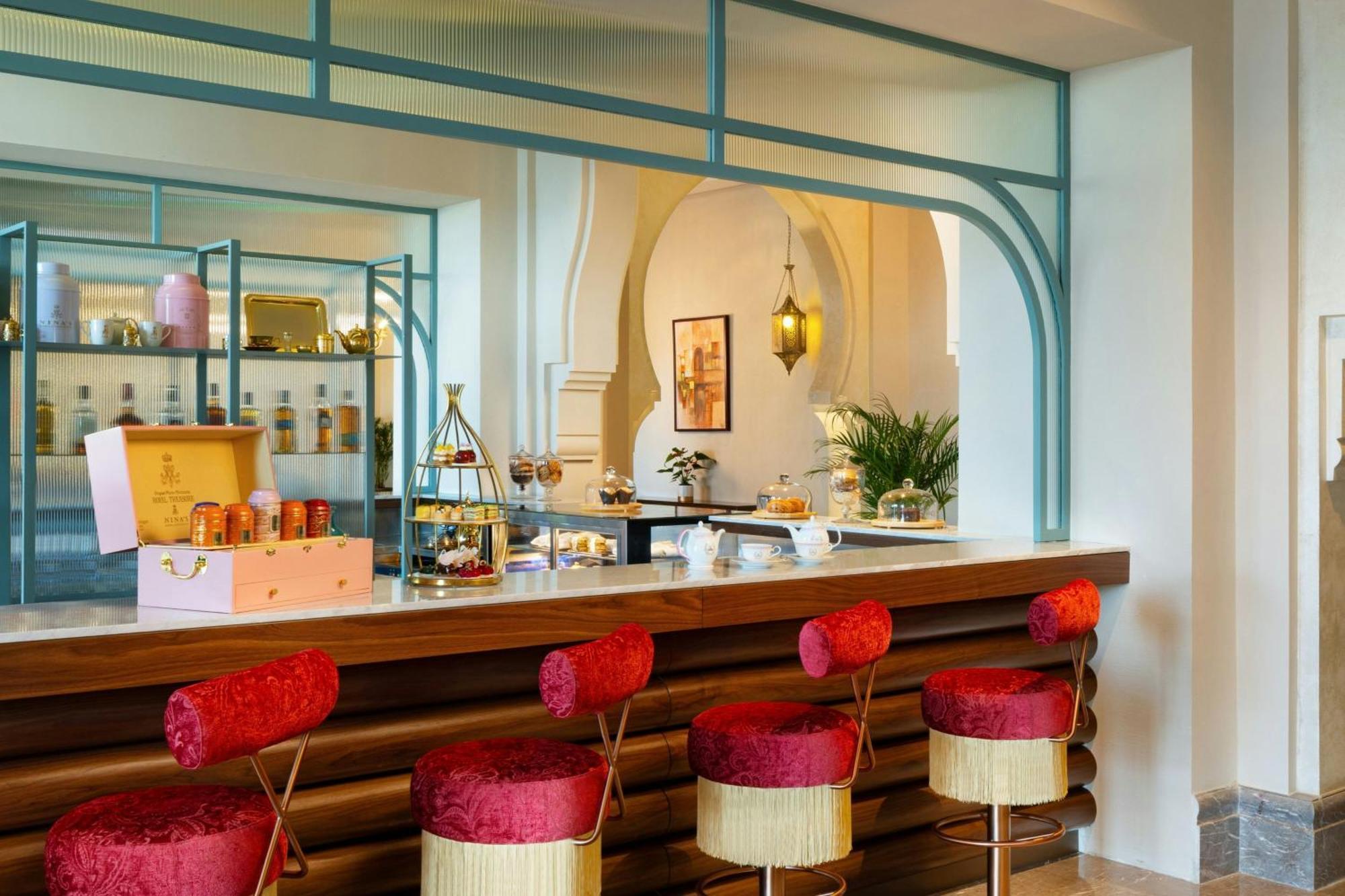 Ajman Saray, A Luxury Collection Resort, Ajman Luaran gambar The bar at the hotel